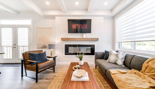 Nordic Escape | Near WEM & DT | AirCon | King Bed
