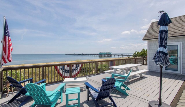 Norfolk/Willoughby Spit Beachfront with 2 Decks - Spacious & Well-Equipped Home