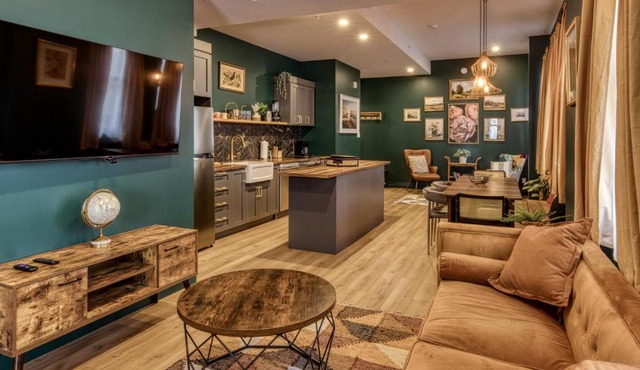 North House - Majestic 3-Bedroom Designer Apartment