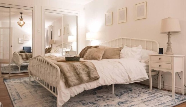 Northern Chic Stylish 1 King Bedroom for 4 Guests