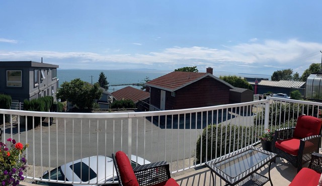 Ocean view quiet modern and cozy. Close to the beach.