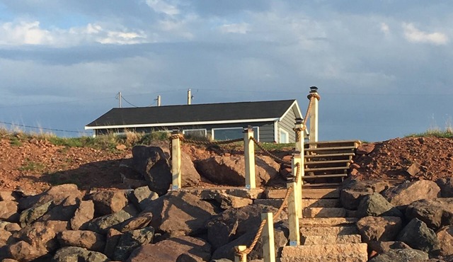 Oceanfront Jewel Getaway! PEI oceanfront cottage just minutes from Cavendish.