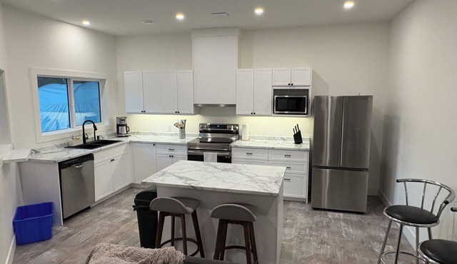 Okanagan Lake Retreat Near Beach, Dock & Wineries Stylish & Cozy