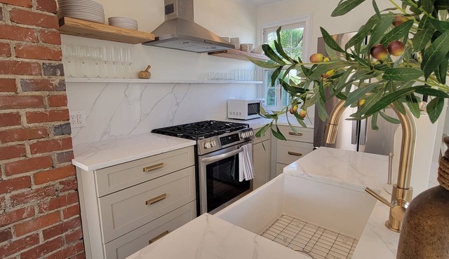 Olive Branch Cottage, 30+ Nights in Park Circle, Restaurants, Breweries & Bars