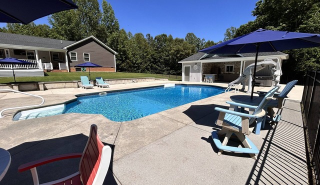 Olivet Oasis - saltwater pool, hot tub, pond, walking trails, game room