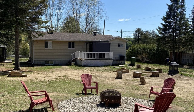 On La Lièvre river - Lovely cottage with private beach, pet friendly and Wi-Fi!
