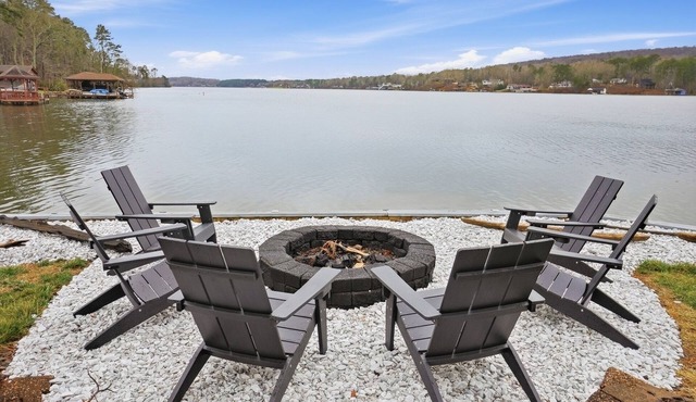 On the Main Channel, private dock, fire pit, beautiful sunsets, sleeps 8-10