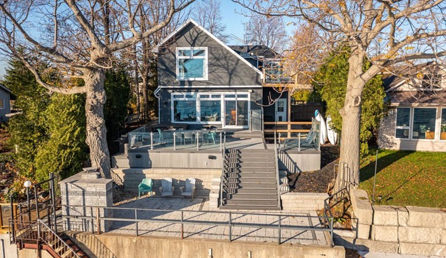 One of a Kind! Large 5 Bedroom Cottage w/Hot Tub