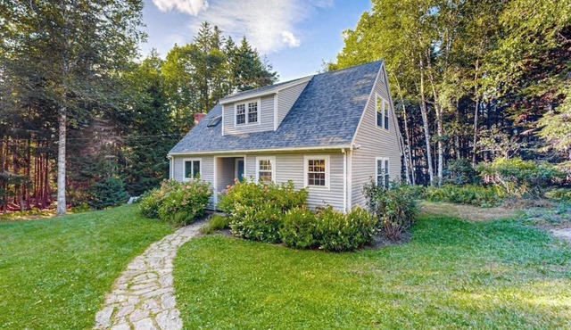 Open and spacious riverfront retreat, dog-friendly