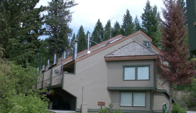 Open Aug 2-8! Akiskinook 1 Bedroom Condo! Sandy Beach Lakefront Resort! Tennis, Pickle, Basket Ball Courts, Indoor Pool, Hot Tub, Squash Court! Short Drive to Radium or Fairmont Hot Springs!