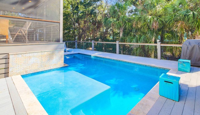 Outdoor Oasis w/Private Pool, Screened Porch & Putting Green; Walk to Beach, Pickleball & Tennis!