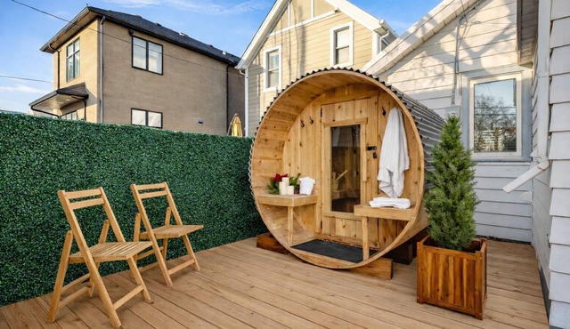 Outdoor Sauna Oasis near Stampede, 2BR, Parking