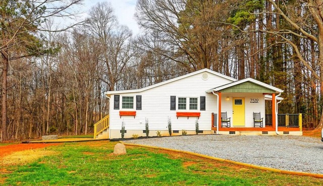 Outdoorsy Escape~3BR/2BA House~Huntersville with Firepit and Huge Backyard!
