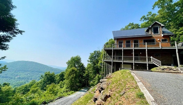 Owls View- Luxury Mountain Retreat, Theater, Hot Tub, Pool Table, Foosball, Long Range Vistas