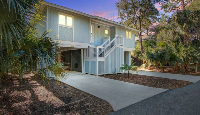 Palm-surrounded abode with screened-in balcony, chef's kitchen, smart TVs, & W/D