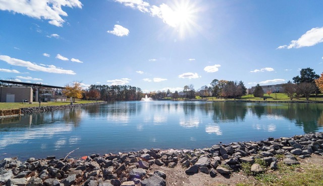 Peace at the lake Lovely 2-bedroom townhome with AC in charming Pineville