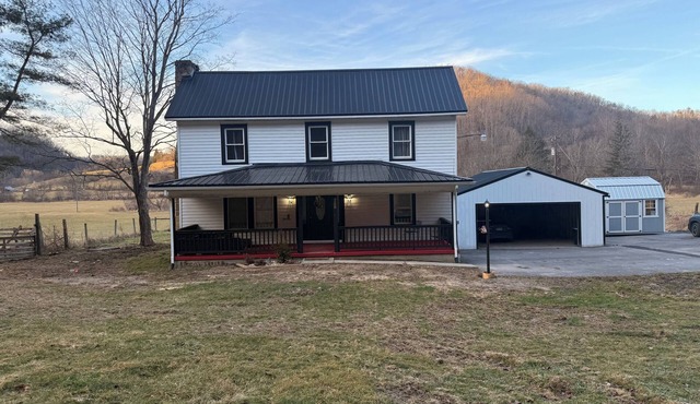 Peaceful 4-bedroom farmhouse with hot tub close to ATV trails and WinterPlace