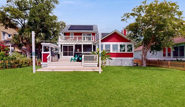 Peaceful home with expansive views of the Ashley River w/outdoor living space