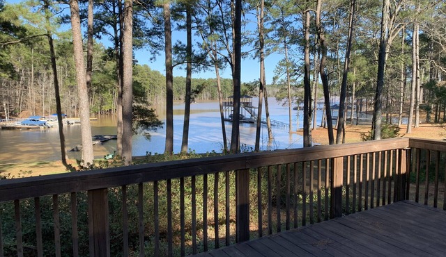 Peaceful Lake Retreat