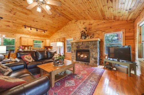 Peaceful Smoky Mountain Cabin w/Deck & Fire Pit!
