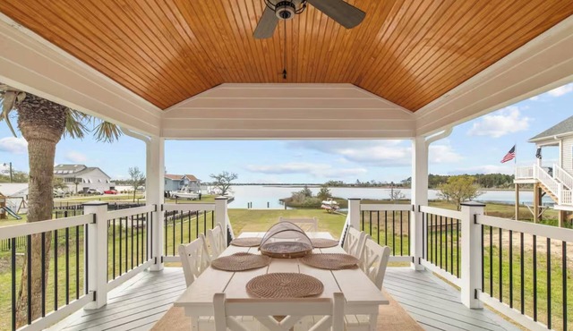 Peaceful Waterfront Retreat. Beach minutes away. Gorgeous views