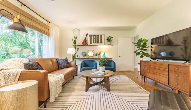 *Pecan Belle* Vintage Cottage, Fire Pit, Creek