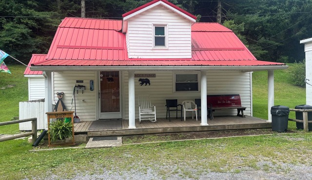 Pet friendly 4-bedroom house in Bramwell across from HMT's Pocahontas trailhead