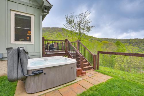 Pet-Friendly Boone Cabin w/Mtn Views & Hot Tub!