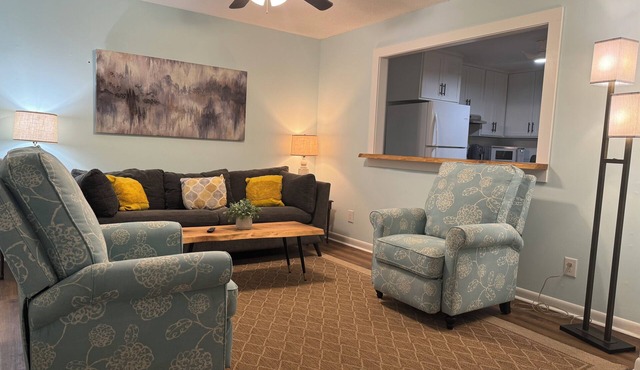 Pet Friendly Fenced 3 BR 2 bath House 5 mlles to IOP beach Shipyard Park 8 miles