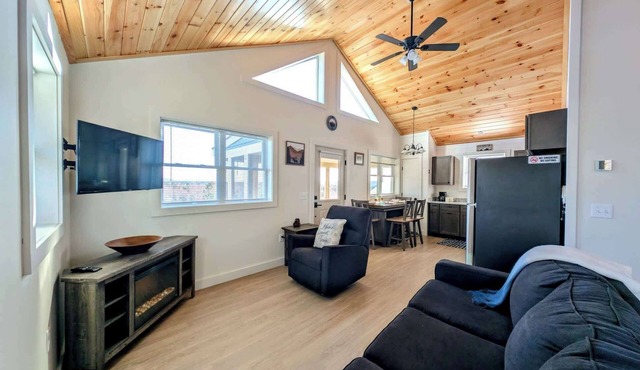 Pet-Friendly Fishing Cabin 5 minutes to the Beach