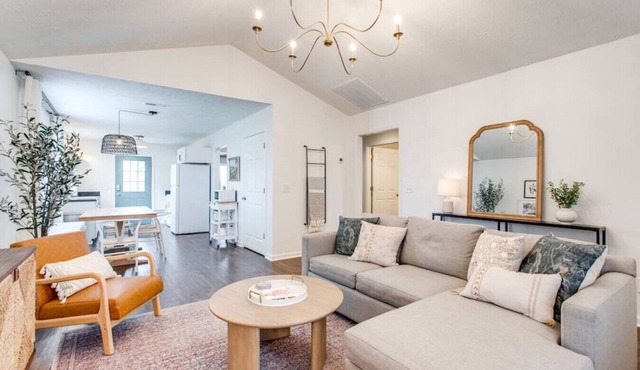 Pet Friendly |Fully Fenced Yard|Shops/Food Nearby