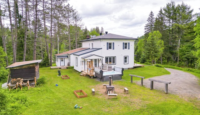 Pet Friendly Large Group Chalet w Private Beach|10p Hot Tub|Kayaks|