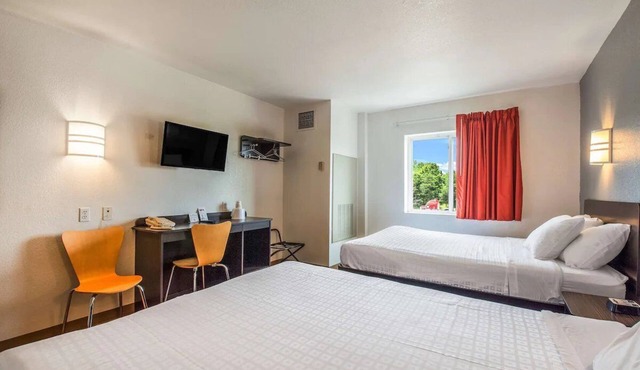Pet-Friendly Room Ideal for Travel w/Furry Companions – Great Value