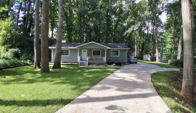 Pet-Friendly Wooded Retreat t3BR tMins to Downtown Statesville