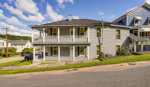 Pets Welcome! Hinton Home w/Mtn Views