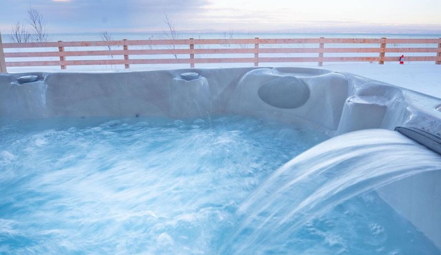 Phil Good 1219: River Views, Hot Tub & Scenic Path