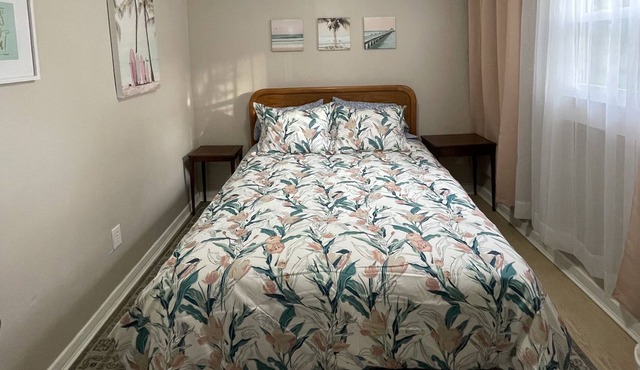 Pink Sunset Cottage - 3 minutes from the Beach