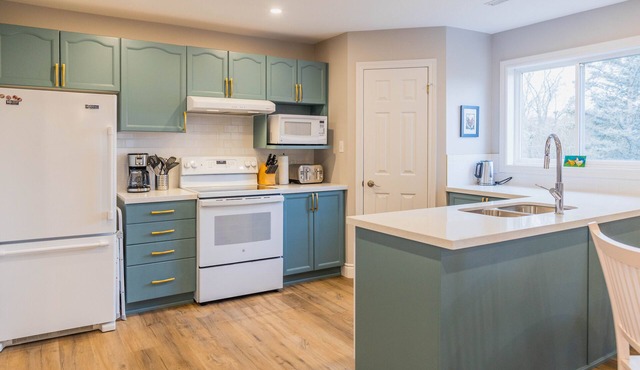 Private and spacious 1 bedroom suite with hot tub