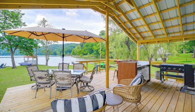 Private Beach! Home w/2 Guest Cabins in Hiwassee