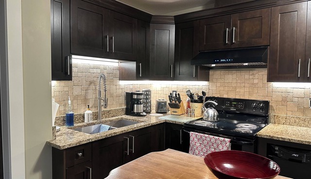 Private & Cozy Suite: Quiet yet close to Transit & Highways, Sleeps 4!