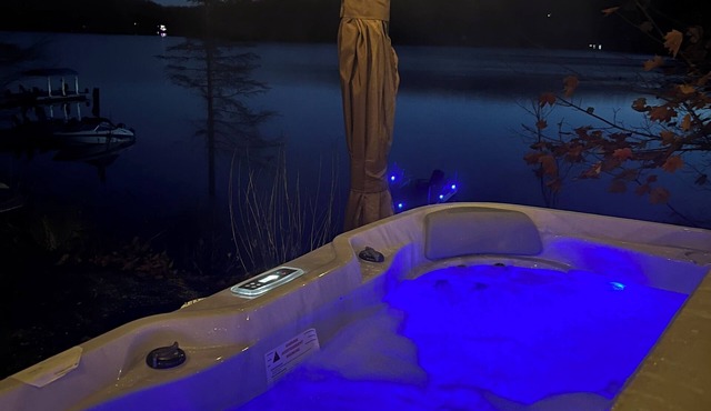 Private Four-Season Lakefront Cottage *Hot Tub*