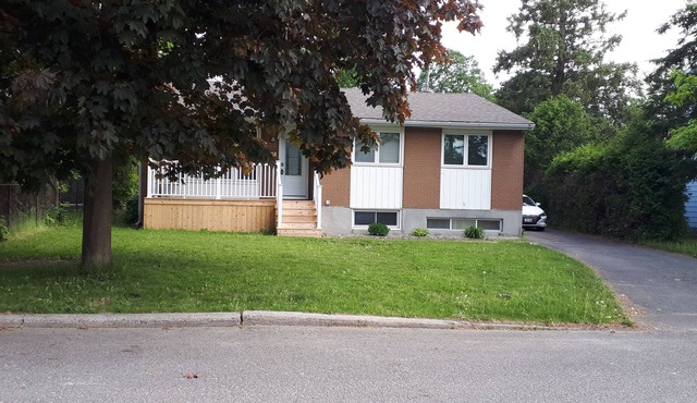 Private House in Center of Ottawa with 5 parking close to Ottawa airport