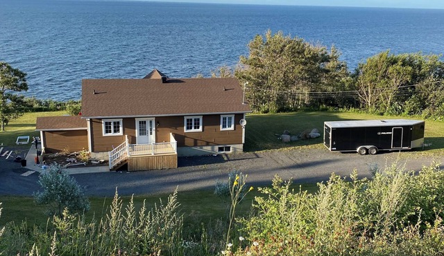 Private House with a breathtaking cliffside view of the Saint Laurence river.