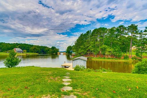 Private Island Getaway in Roanoke Rapids w/Grill!