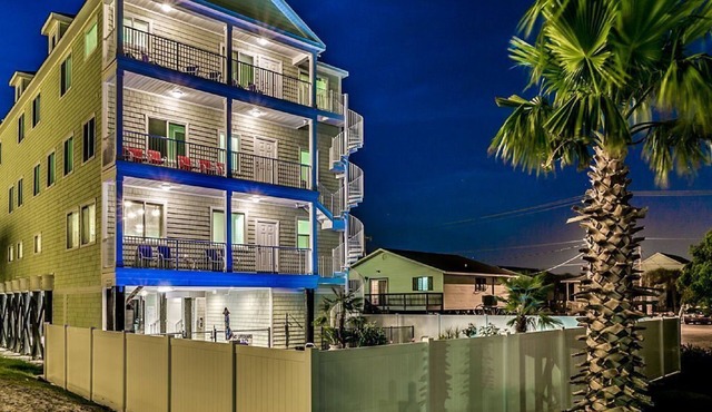 Private Retreat:master suite w Jacuzzi tub,game room,pool,outdoor entertainment!