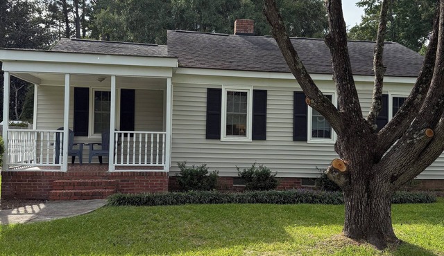 Quaint 2-bedroom house minutes from Downtown Florence