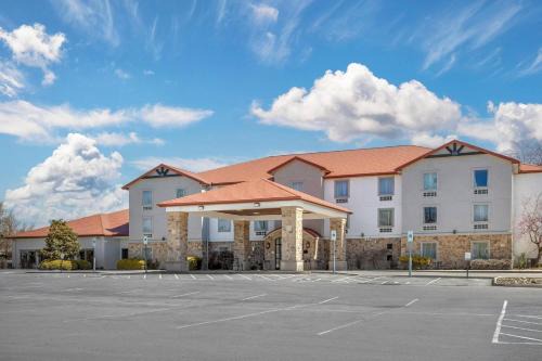Quality Inn & Suites Monterey I-40