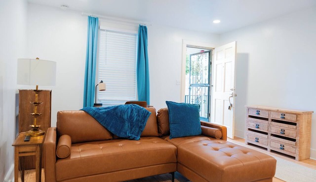 Quiet 1 BR Near Downtown Fast Wi-Fi, Monthly-Stay, Full Kitchen, In-Unit Laundry