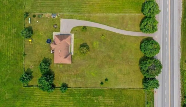 Quiet Lovely 4 Bedroom Acre House