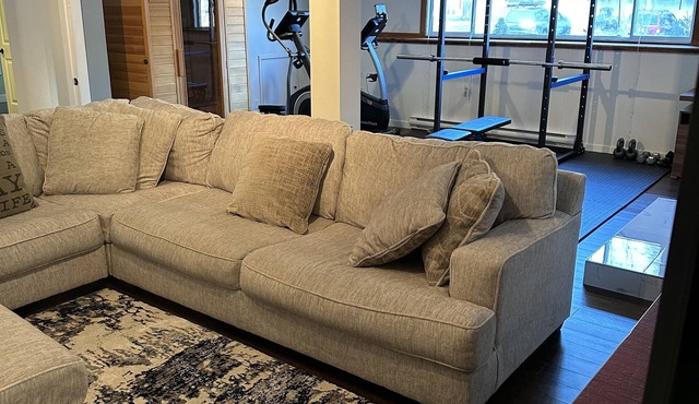 Rare gem, w/free parking, wifi, home gym and close to hiking trail